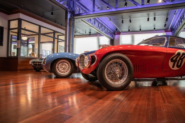 Споменатият д-р Марио Дамонте е преуспяващ химик от Торино. Колата, с която се състезава в Льо Ман, е много напредничава за времето си - със специално проектирани минималистични калници, които да подобрят охлаждането на двигателя и спирачките. В първия опит в Льо Ман на 19-ия час се поврежда съединителят, но при втория няма никакви проблеми. 
